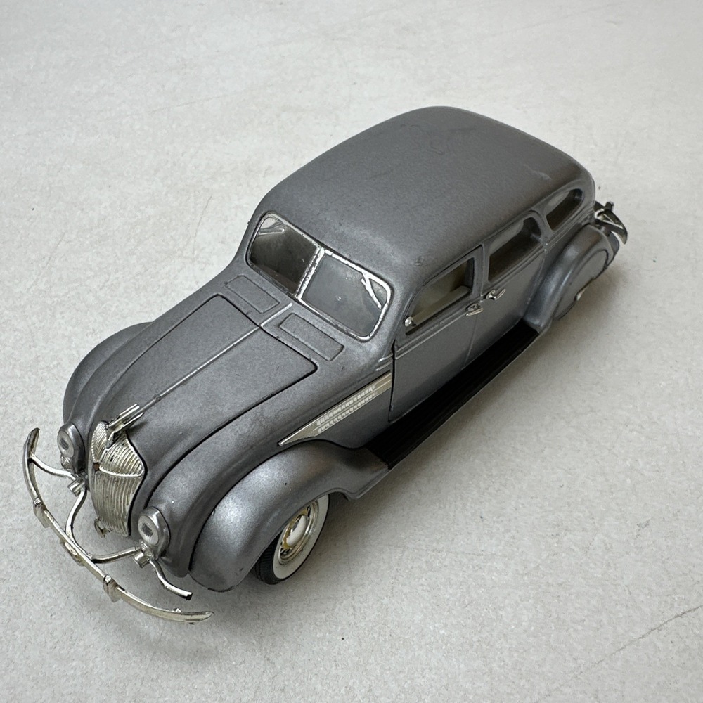 Signature Models 1936 Chrysler Airflow Silver 1:32 Scale Diecast